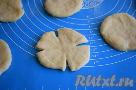 Далее 10 лепёшек надрежем, как на фото, - это будут булочки "розочки" (в итоге в каждом веночке будет 10 больших розочек). Затем 3 лепёшки разделим на 2 или на 3 части - из них мы приготовим розочки более мелкого диаметра - бутоны (разделив 3 лепёшки на части, я сформировала в дальнейшем, примерно, 8-9 более маленьких розочек-бутонов, но это, по желанию, можно просто приготовить 13 крупных розочек).