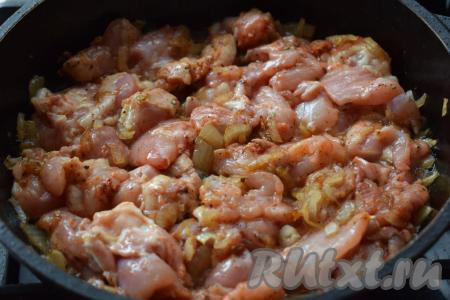 Хорошо распределяем мясо по поверхности сковороды.