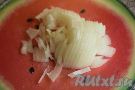 В это время очистим луковицу и нарежем её на четверть кольца (или полукольца).