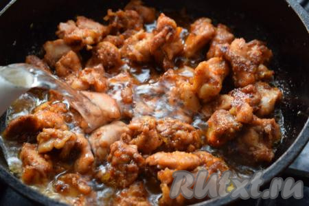 Далее в сковороду вливаем кипячёную воду, доводим до кипения, пробуем на соль, если надо, подсаливаем, накрываем сковороду крышкой и тушим нашу подливу из курицы с мукой на медленном огне, примерно, 7-8 минут.