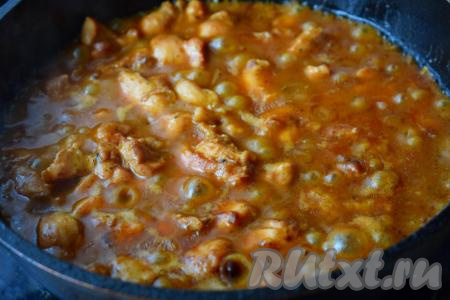 Наша подлива из курицы будет томиться и на её поверхности будут образовываться крупные пузыри, перемешиваем её пару раз, чтобы мука не пригорела ко дну сковороды.