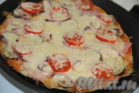 Сыр должен полностью расплавиться, я слегка подняла край пиццы, нижняя часть лаваша поджарилась.&nbsp;