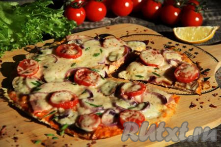 Подать аппетитную, вкусную пиццу, приготовленную на тонком лаваше на сковороде, к столу в горячем виде.