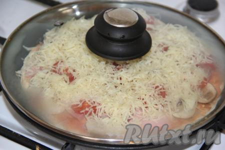 Поставить сковороду на медленный огонь, накрыть крышкой. Готовить пиццу на тонком лаваше на сковороде в течение 10 минут под крышкой.&nbsp;