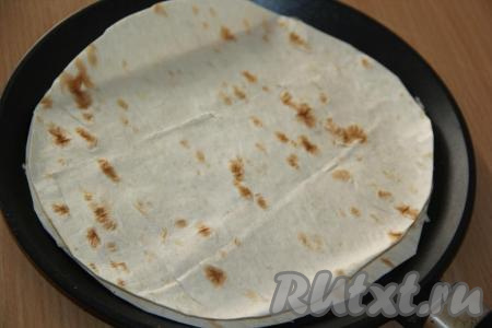 Прикрыть сыр вторым листом лаваша и прижать.&nbsp;