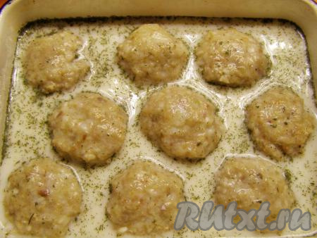 Из рыбного фарша формируем шарики размером, примерно, с мандарин и выкладываем сформированные тефтели в форму для запекания. Заливаем сливочным соусом. Форму накрываем крышкой (или фольгой) и ставим в заранее разогретую до 180 градусов духовку. Запекаем 25-30 минут.