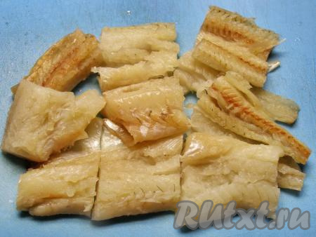 Рыбное филе промываем под холодной водой, просушиваем бумажной салфеткой и нарезаем крупными кусками.