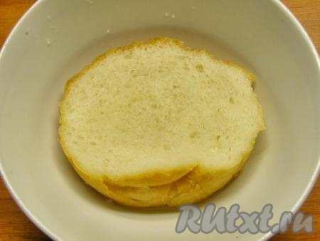 Ломтик хлеба замачиваем в небольшом количестве воды.