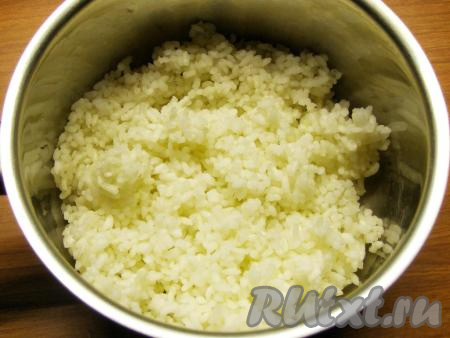 В небольшую кастрюлю наливаем, примерно, 200 мл воды, солим, доводим до кипения и всыпаем промытый рис. Варим, приблизительно, 2-3 минуты, иногда помешивая, на среднем огне. Рис внутри должен остаться твёрдым. Сливаем через дуршлаг воду, рис не промываем и оставляем остывать.