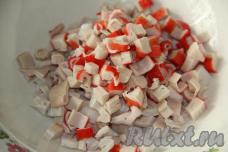 Крабовые палочки разморозить и нарезать не крупно.