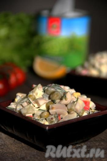 Вкусный и нежный салат с кальмарами, крабовыми палочками и огурцами можно сразу подать к столу.