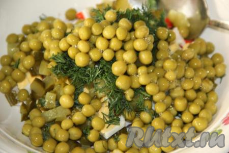 С горошка слить жидкость и тоже добавить в салат, перемешать.