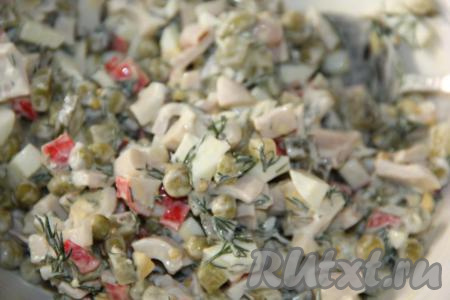 Хорошо перемешать салат.