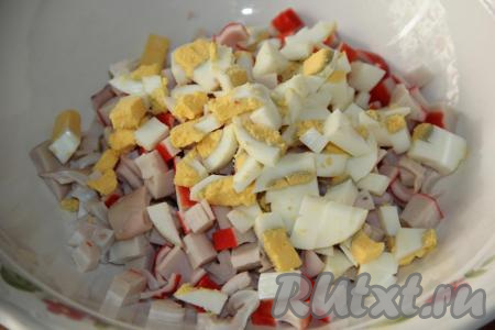 Яйца сварить в течение минут 10 с момента начала кипения воды. После остывания яйца очистить и мелко нарезать. Соединить кальмары, крабовые палочки и яйца.