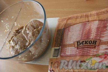 Подготовить полоски бекона.
