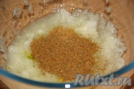 В луковую кашицу добавить соль и специи, перемешать и наш маринад для шашлыка готов!