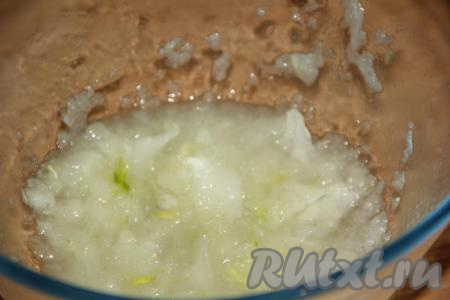 Лук очистить, пропустить через мясорубку (или пробить блендером).