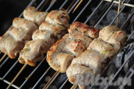 Жарить свинину с беконом на мангале с двух сторон (по 5 минут с каждой стороны). Возможно, вам понадобится больше времени, так как время приготовления шашлыка на мангале зависит от жара углей. Во время жарки стараемся не допускать открытого огня.