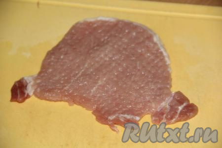 Отбить свинину с двух сторон.