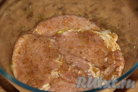 Выложить подготовленные кусочки свинины в маринад и тщательно перемешать. Оставить свинину мариноваться на несколько часов (лучше на&nbsp;ночь).