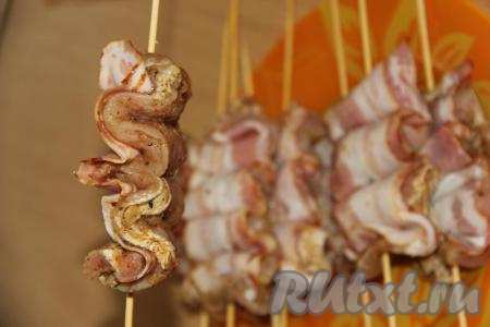 Вот так выглядит заготовка свинины с беконом на шпажке.