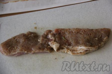 Каждый кусочек свинины разрезать на две части, затем выложить их в длину (как на фото).