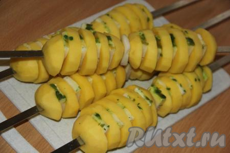На шампуры надеть кружочки картофеля, чередуя с салом.&nbsp;