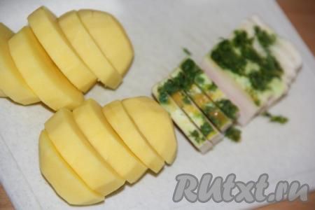 Сало нарезать на пластинки. Картофель разрезать на кружочки толщиной, примерно, 0,5 см.