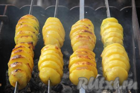 Затем аккуратно снять фольгу и обжарить картофель с салом на шампурах на мангале до золотистого цвета со всех сторон (у меня на обжаривание ушло, примерно, 5-7 минут.