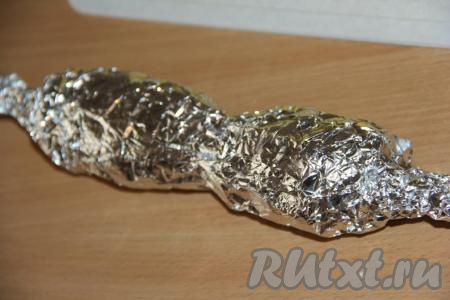 Плотно завернуть шампур с картофелем и салом в фольгу. Завернуть в фольгу оставшиеся шампуры.