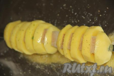 Выложить шампур с картофелем и салом на лист фольги. Слегка посолить картошку и посыпать чёрным молотым перцем.