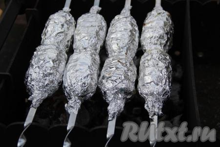 Выложить завёрнутые шампуры с картофелем и салом на мангал с раскалёнными углями и готовить, примерно, 30 минут, периодически переворачивая.&nbsp;