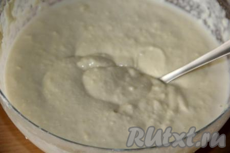 Перемешать тесто ложкой. Тесто для приготовления лепёшек из варёной картошки должно получиться не очень густым, как на оладьи.&nbsp;