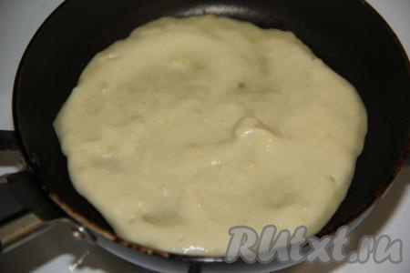 Сковороду (я выпекала картофельные лепёшки на сковороде диаметром 10 см) смазать растительным маслом, разогреть, выложить 2 столовые ложки теста и распределить равномерно по всей поверхности сковороды.&nbsp;