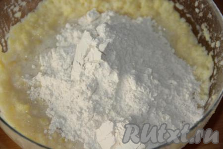 Всыпать муку.