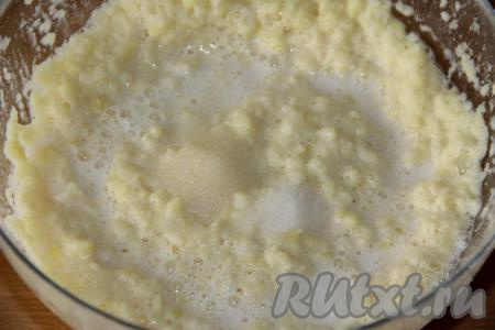 Растолочь картофель со сливками, добавить соль и сахар.