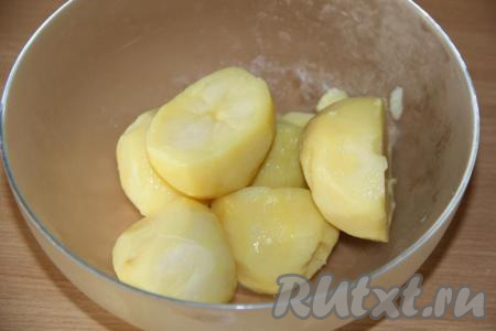 Очищенный картофель, отваренный заранее, (можно и специально для этого блюда отварить очищенную картошку в течение 20-25 минут с момента закипания) выложить в глубокую миску.