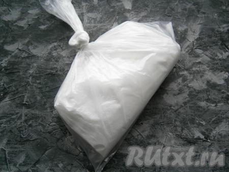 Плотно завернуть сало в бумагу и поместить в 2-3 целлофановых пакета, края которых хорошо завязать.