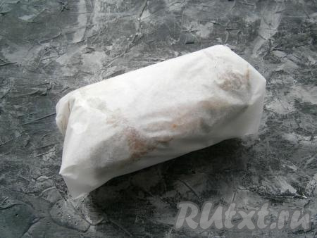 Теперь завернуть сало в чистый лист пергамента и поместить в холодильник на 5-6 часов.