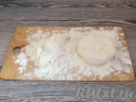 Присыпьте обильно мукой разделочную доску (или стол). Зачерпните столовой ложкой подготовленную творожную массу. Ложка должна быть с хорошей горкой. Переложите на подпылённую мукой рабочую поверхность. Сверху творожную массу присыпьте 2-3 щепотками муки. Обваляйте сырник в муке со всех сторон, придайте форму "шайбочки". Заранее не готовьте много заготовок, творог выпускает влагу и сырники прилипают к доске.