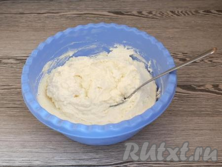 Масса должна получиться густой, липкой, но при этом она будет хорошо держаться на ложке.