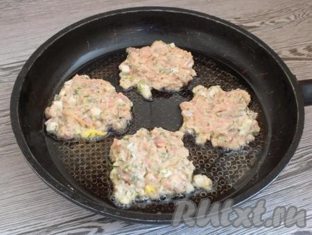 В сковороде разогрейте на умеренном огне 50 мл растительного масла. Зачерпните столовой ложкой фарш, выложите в разогретую сковороду. Таким образом выкладывайте на сковороду фарш, формируя круглые рубленные рыбные котлетки. Обжаривайте котлеты на среднем огне с одной стороны в течение 7 минут (до аппетитной корочки).