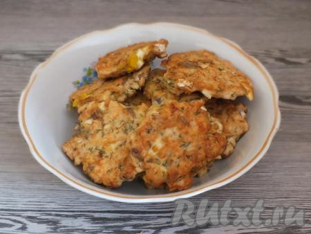 Готовые рубленные котлеты из рыбного филе переложите на блюдо. Аналогично пожарьте котлетки из оставшегося фарша.