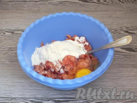 Переложите нарезанное рыбное филе в миску, добавьте к нему специи, соль, сырое яйцо, майонез и муку, перемешайте.