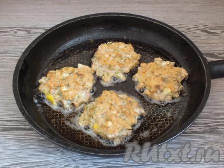После переверните котлеты и обжарьте вторую сторону в течение&nbsp;7 минут.