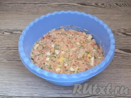 Подготовленный фарш оставьте на столе на 10 минут.