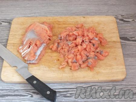 Для приготовления котлет можно купить филе горбуши в магазине. А можно взять целую рыбу и разделать её на филе, для этого необходимо разрезать тушку вдоль хребта и брюшка, удалить внутренности и кости, снять кожицу. Филе горбуши нарежьте на мелкие кубики размером, примерно,&nbsp;1 см на 1 см (можно и помельче).