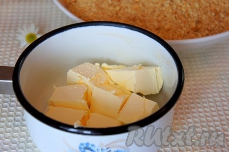 Сливочное масло растопить на плите (или в микроволновке), дать слегка остыть.