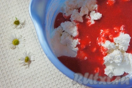 Теперь приступим к приготовлению творожно-клубничного слоя. Клубнику можно брать как свежую, так и замороженную. Замороженную клубнику нужно будет слегка разморозить, лишнюю жидкость слить. Свежую клубнику нужно будет промыть водой, удаляя чашелистики, обсушить. Переложить подготовленную клубнику в чашу, пробить погружным блендером клубничную массу до однородности. В отдельной ёмкости, в которой будет удобно взбивать миксером, взбить хорошо охлаждённые сливки с сахаром до стойких пиков, затем добавить творог и клубничную массу, взбить миксером творожно-клубничную массу до однородности. Оставшуюся часть набухшего желатина тоже прогреть в микроволновке, не доводя до кипения, немного остудить, добавить в клубнично-творожную массу, перемешать на низкой скорости миксера до однородности. После этого клубнично-творожный слой будет готов.