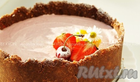 Перед подачей чизкейк можно украсить фруктами и ягодами по вашему вкусу.